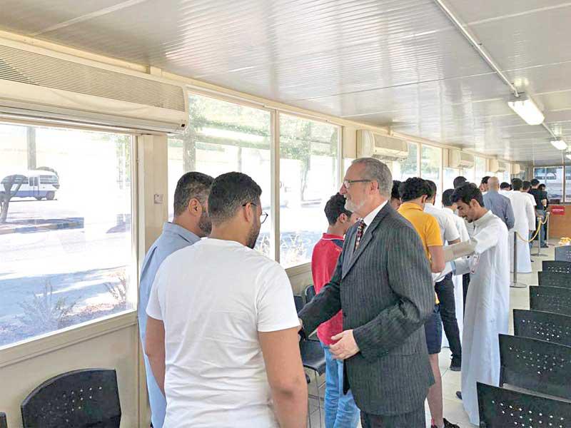  السفير الأميركي مستقبلاً الطلبة في مقر السفارة