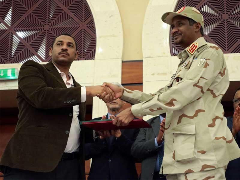 نائب نائب رئيس المجلس العسكري الانتقالي السوداني ، محمد حمدان دجالو ، والتحالف المعارض يوقعان زعيم التحالف أحمد الربيعة يتصافحان بعد توقيع اتفاق سياسي
