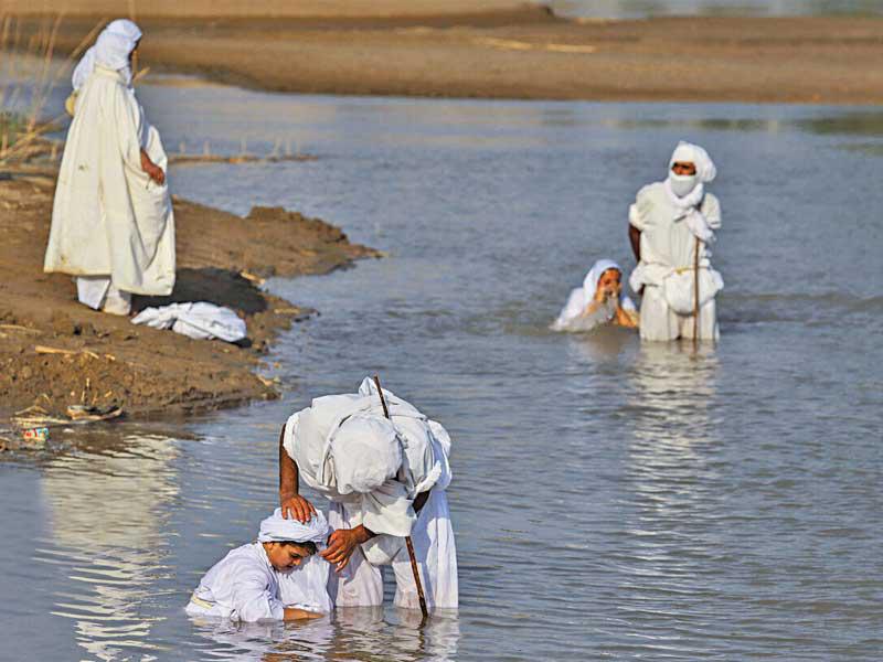 صابئة مندائيون يحيون عيد رأس السنة بتقويمهم عند نهر كارون في إيران أمس (إرنا)n