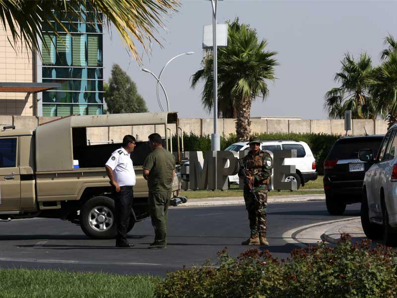 يقف المسؤولون الأمنيون على أهبة الاستعداد بالقرب من مطعم وقع فيه إطلاق نار في أربيل ، إقليم كردستان ، العراق