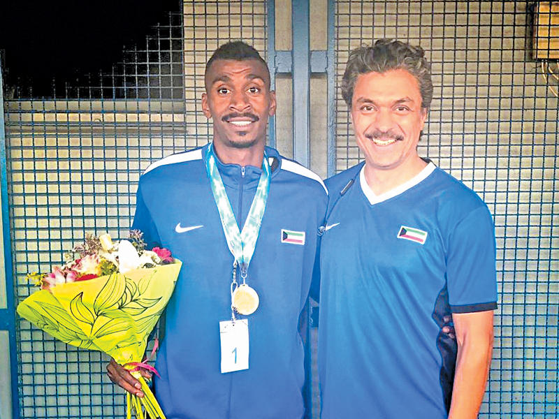 البطل الكويتي العداء يعقوب اليوحة ( على يسار الصورة )