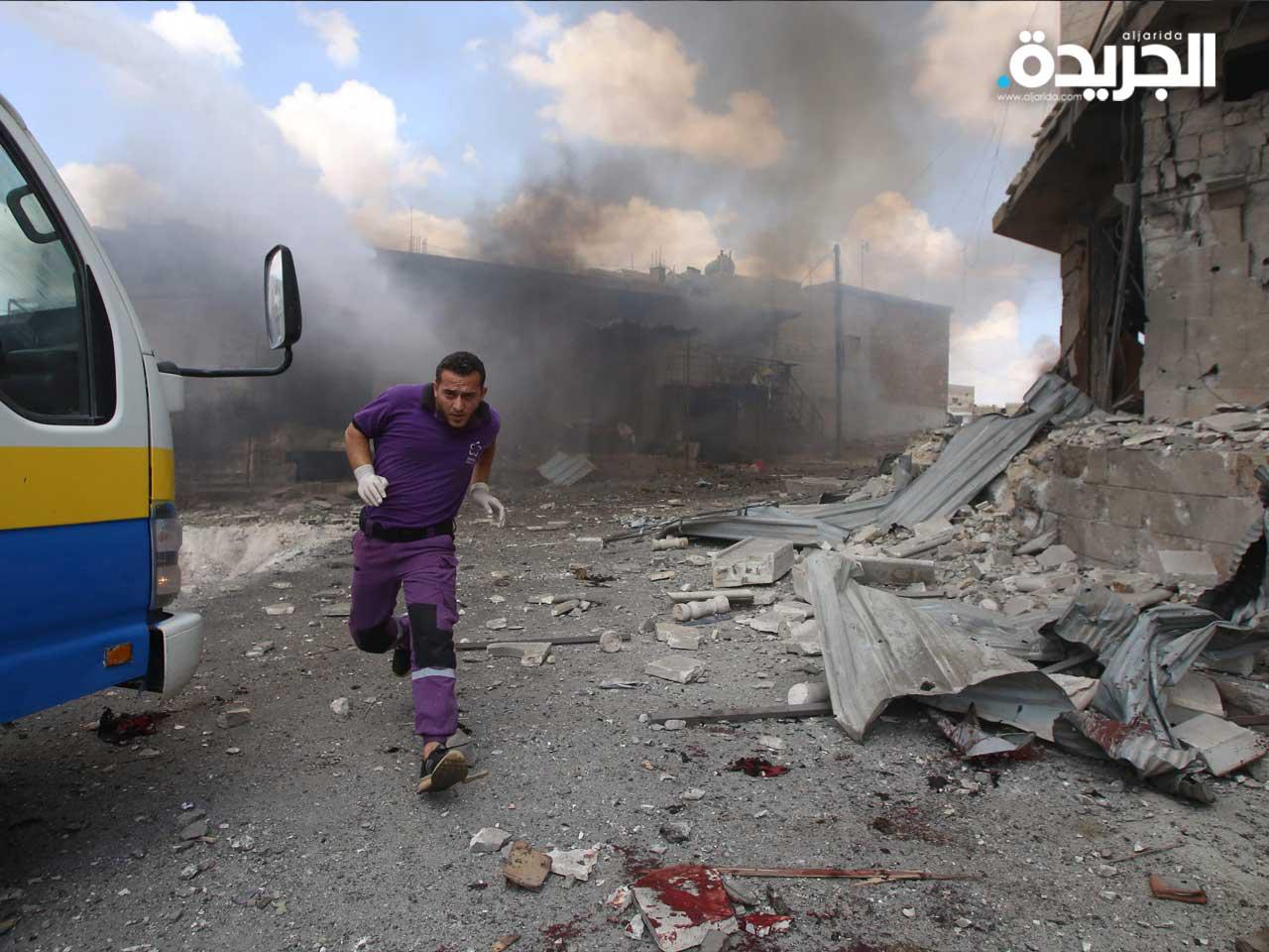  أحد رجال الإنقاذ السوريين من منظمة فيوليت غير الحكومية يدير أثناء الغارات الجوية التي قامت بها قوات النظام السوري