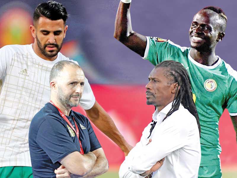 من يمين الصورة ساديو ماني نجم السنغال و المدرب السنغالي أليو سيسيه و المدرب الجزائري جمال بلماضي و رياض محرز نجم الجزائر