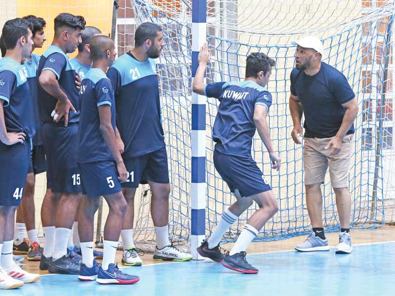 محمد مبارك يوجه اللاعبين خلال التدريب