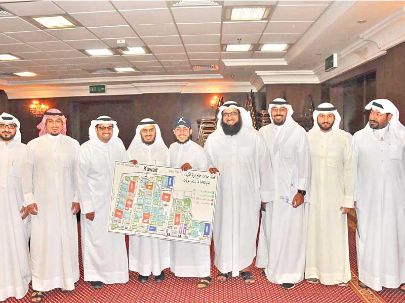 المطيري مع العاملين في مكتب شؤون الحج أثناء القرعة أمس الأول