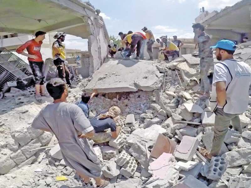 مبنى دمرته غارة جوية على إدلب الثلاثاء الماضي           (رويترز)