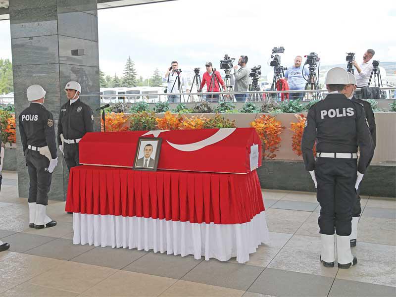 جانب من تشييع الدبلوماسي التركي في أنقرة أمس               (أي بي أيه)