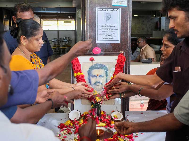 الموظفون أمام صورة لـ P. Rajagopal ، مؤسس Saravana Bhawan ، سلسلة فنادق نباتية ، في تشيناي ، الهند