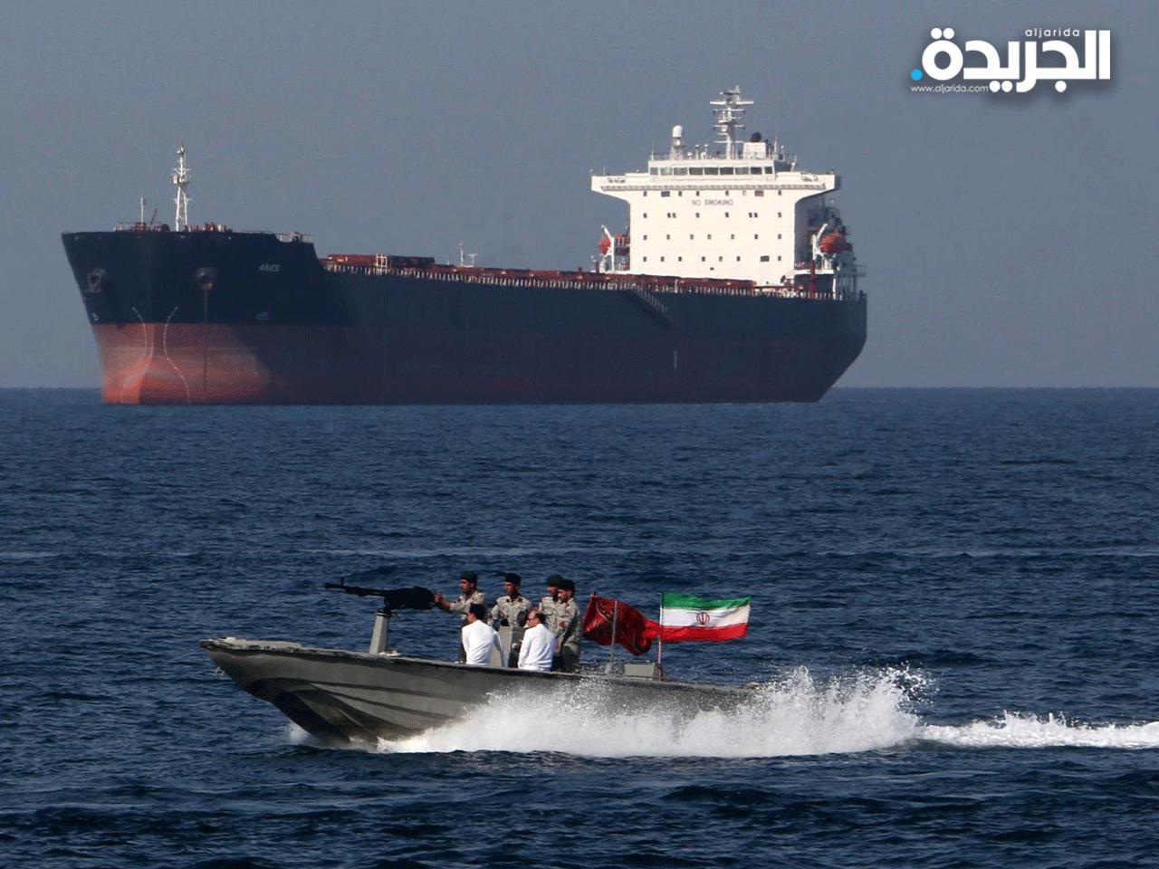 احدى ناقلات النفط بالقرب من المياه الاقليمية الايرانية