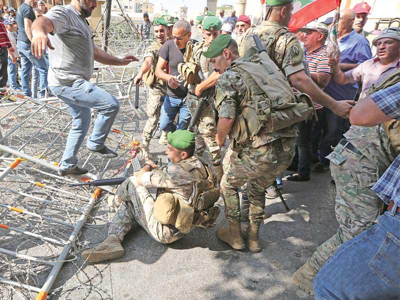 جانب من المواجهات أمام مجلس النواب بين متقاعدي الجيش وقوات الأمن أمس الأول                            (إي بي أيه)