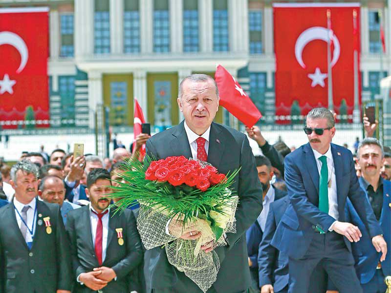 إردوغان يضع إكليلاً من الزهر على ضريح الجندي المجهول (اي بي ايه)