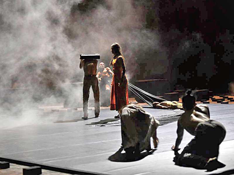 مشهد من مسرحية «فاينل كات »