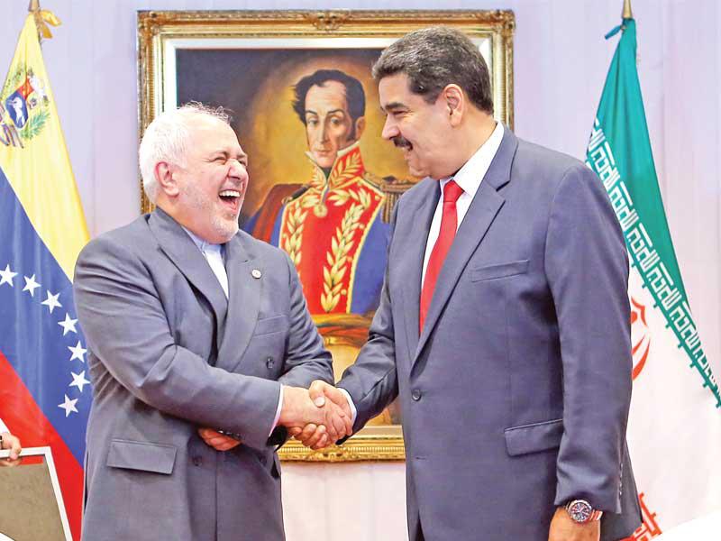  الرئيس الفنزويلي نيكولاس مادورو مع وزير الخارجية الإيراني محمد جواد ظريف