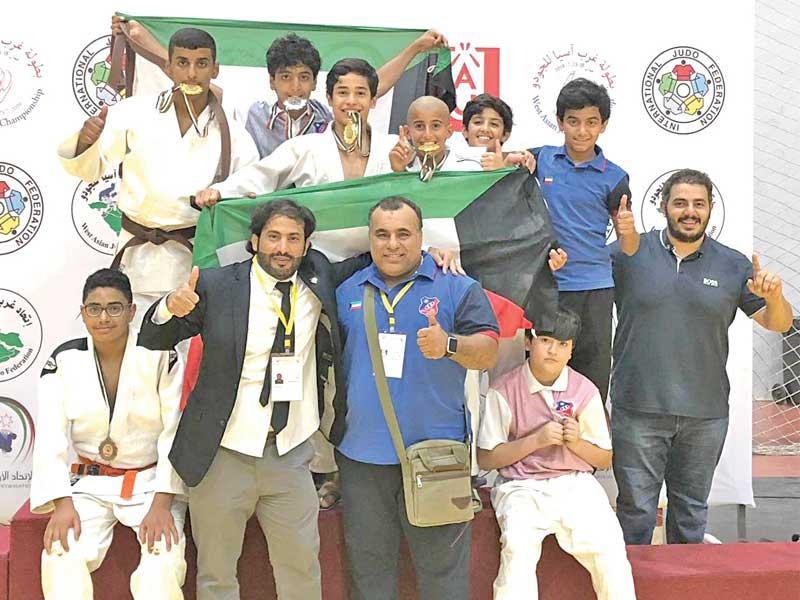 أبطال الكويت على منصة التتويجn