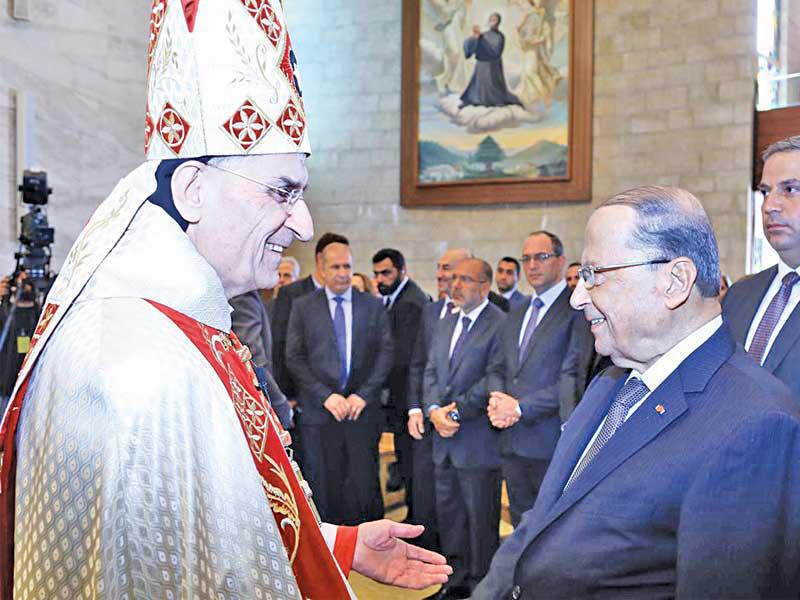 البطريرك بشارة الراعي مستقبلاً عون الذي شارك في قداس بدير مار مارون في منطقة عنايا أمس (الوكالة الوطنية)n