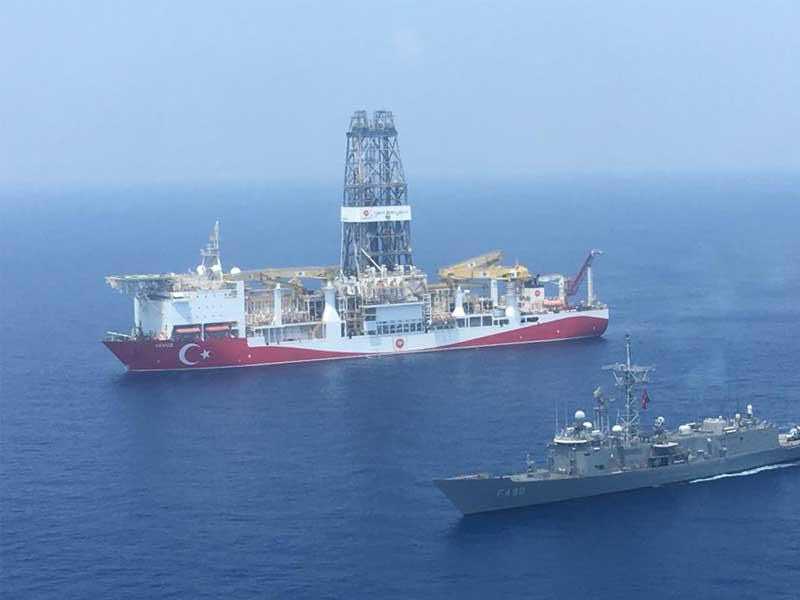 سفينة حربية تابعة للبحرية التركية كانت تقوم بدورية بجانب سفينة الحفر التركية فاتح التي تم إرسالها باتجاه شرق البحر المتوسط بالقرب من قبرص