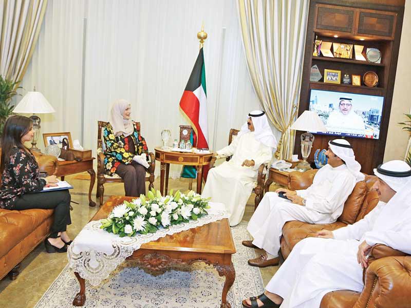 نائب وزير الخارجية أثناء اجتماعه مع إيمان عريقات