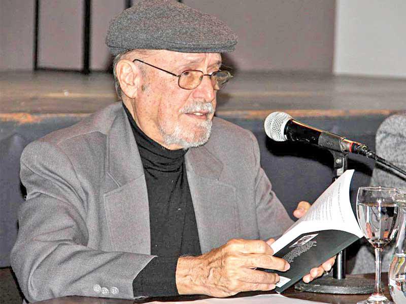 الشاعر والروائي الكوبي روبرتو فرنانديز ريتامار 