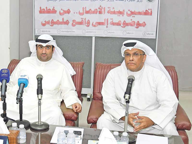 من يسار الصورة وزير التجارة والصناعة وزير الدولة لشؤون الخدمات خالد الروضان و إبراهيم المليفي