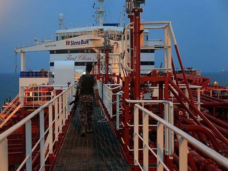 أحد أعضاء الحرس الثوري الإيراني يسير على متن سفينة ستينا إمبيرو  وهي سفينة ترفع العلم البريطاني وتملكها شركة ستينا بلك