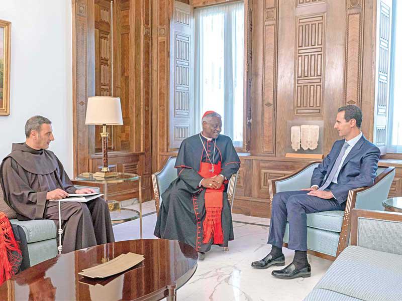 الأسد مستقبلاً وفد الفاتيكان في دمشق أمس (أ ف ب)n