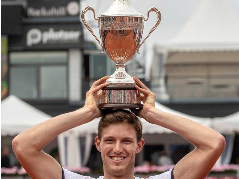 لاعب التنس الأميركي جون إيسنر