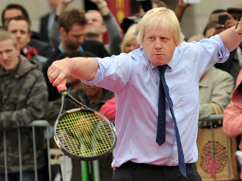 جونسون في صورة أرشيفية يمارس لعبة التنس بكامل ملابسه وسط لندن  (أ ف ب)