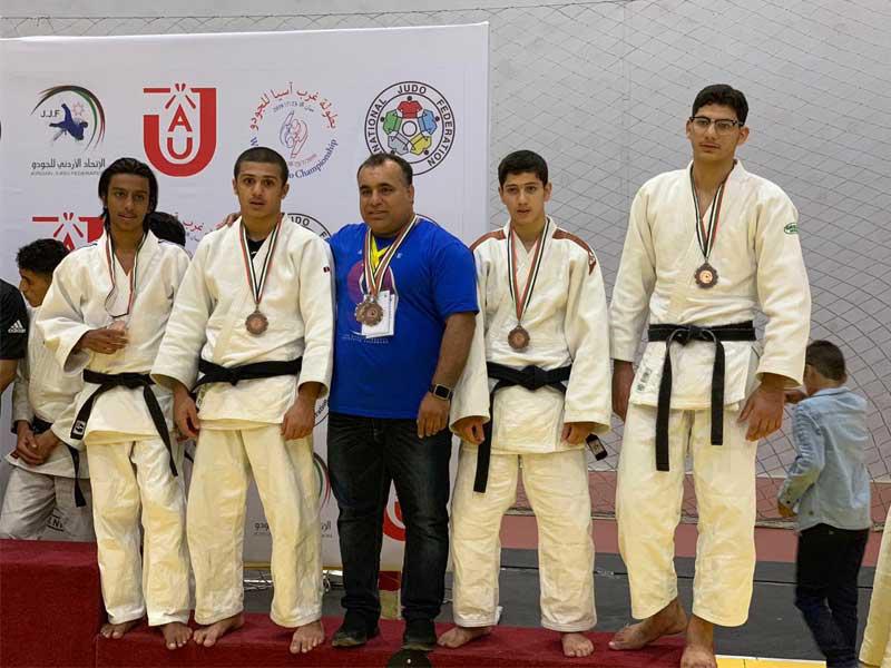 ناشئو نادي الكويت للجودو بعد حصولهم على المركز الثالث