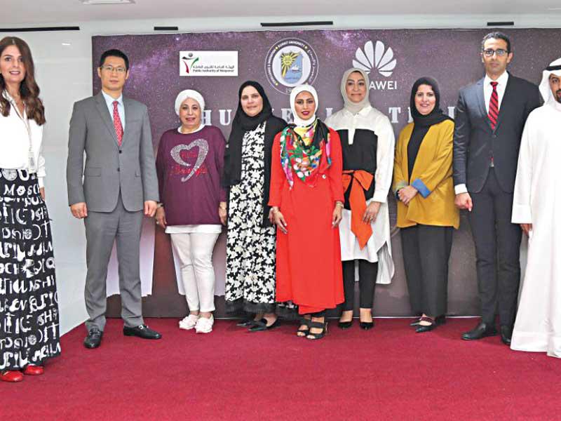 صورة جماعية مع بعض الطلبة الخريجين