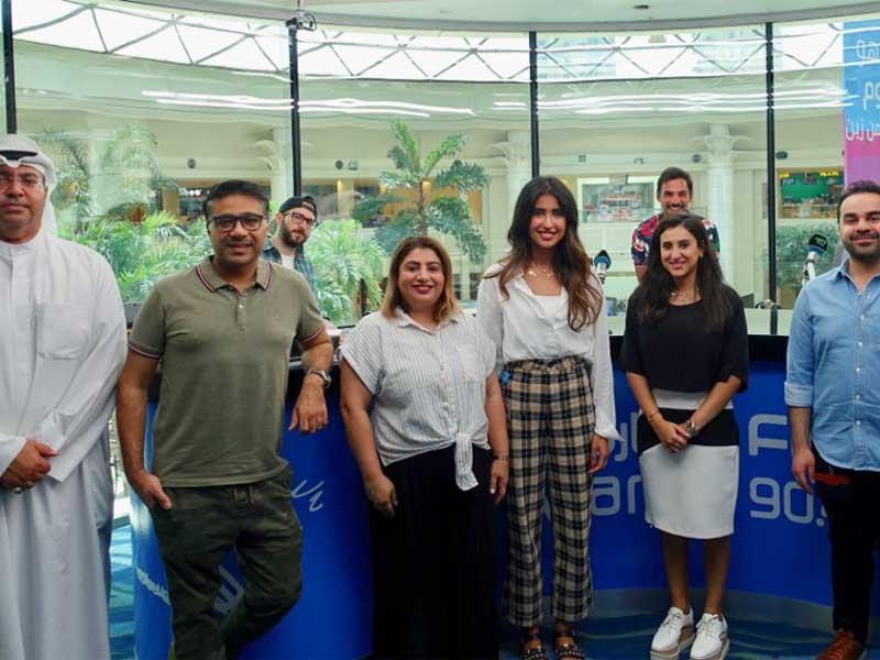 فريق «زين» مع أعضاء «مارينا إف إم» وممثل وزارة التجارة