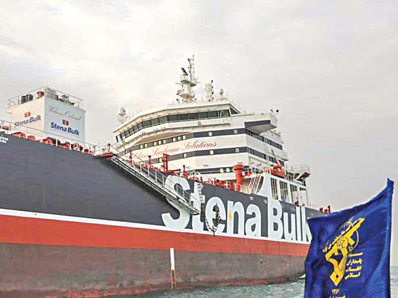 صورة وزعتها وكالة الأنباء الإيرانية تظهر ناقلة النفط البريطانية المحتجزة بميناء بندر عباس أمس الأول   (أ ف ب)