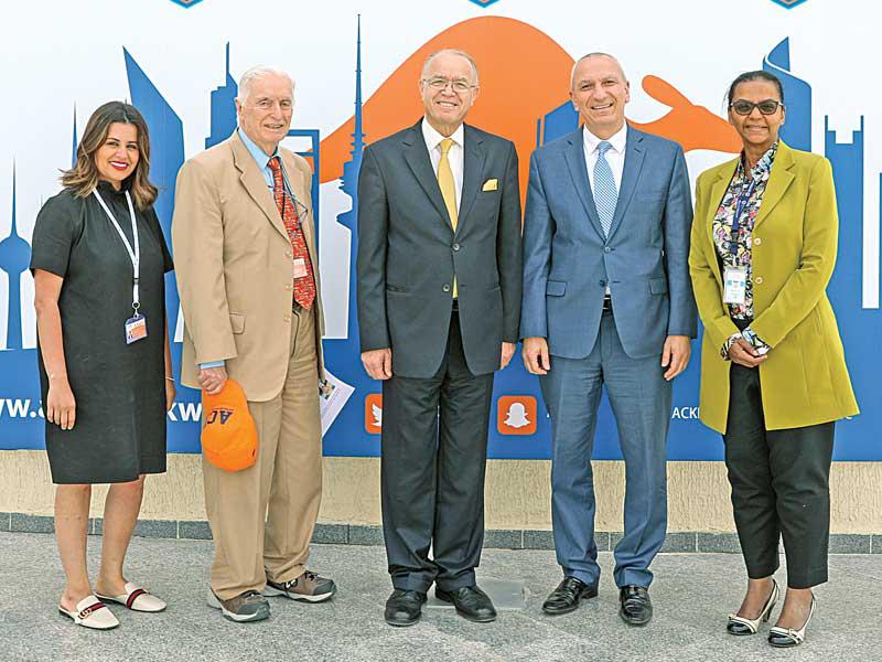 صورة جماعية لممثلي البنك والكلية