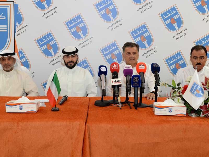 بونياك خلال المؤتمر يتوسط جمال وحجيt (تصوير عوض التعمري)