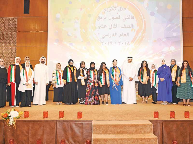 انتصار العلي تتوسط عدداً من المتفوقات خلال التكريم