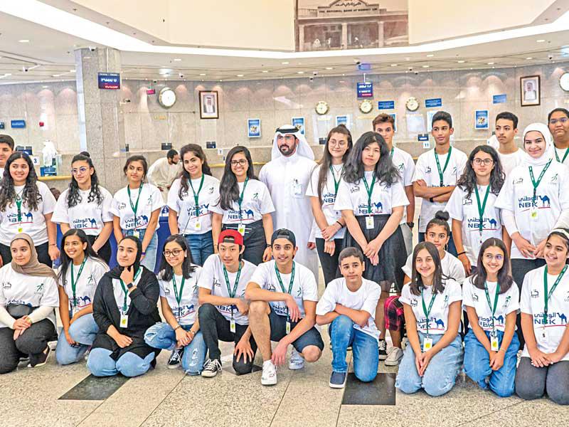 صورة جماعية لرواد «لوياك» مع مدير الفرع الرئيسي لـ«الوطني» صالح الشمري