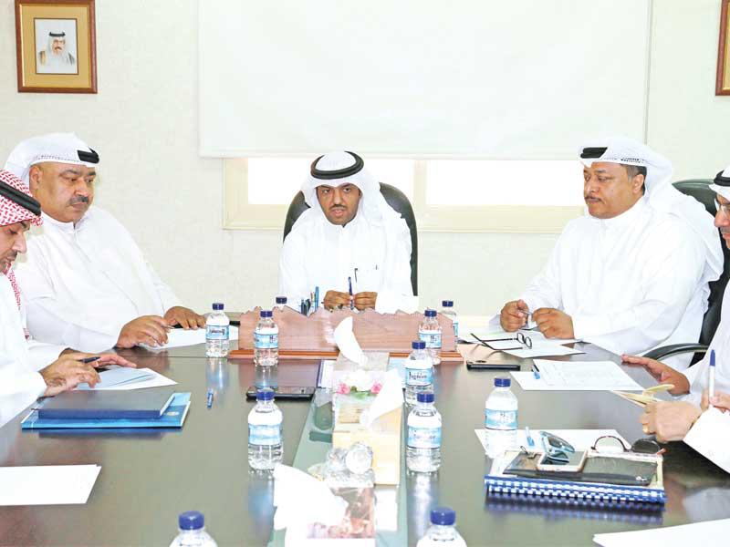 السلطان والياسين مع مسؤولي «تعليمية الفروانية» أمس