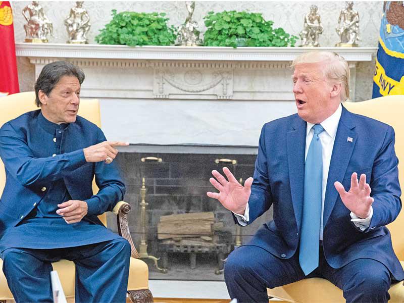 ترامب خلال استقباله خان أمس الأول في البيت الأبيض (اي بي ايه)