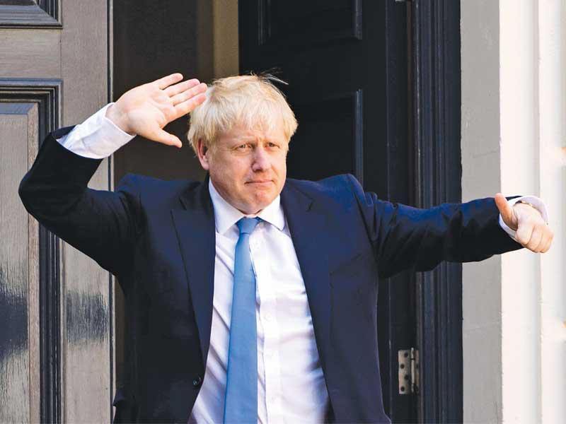 جونسون أمام مقر حزب المحافظين في لندن أمس