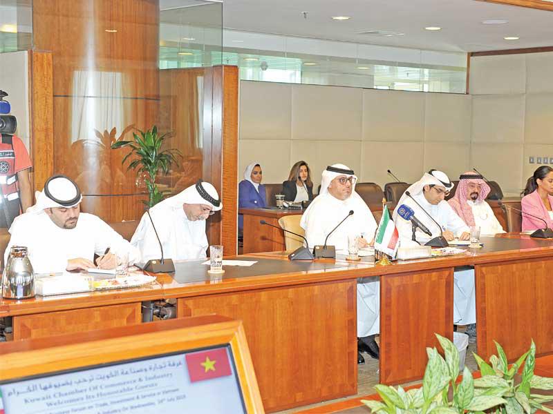 صلاح عيادة مترئساً الجانب الكويتي