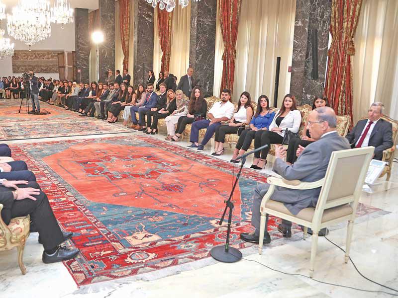 عون مستقبلاً وفداً طلابياً أمس في القصر الرئاسي ببعبدا     (دالاتي ونهرا) 