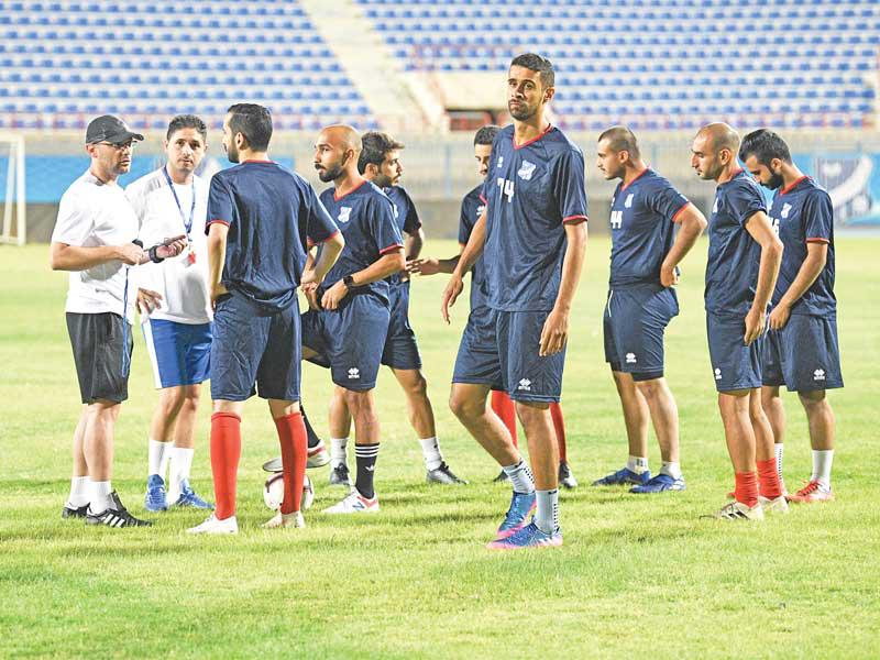 زييلكو ماركوف يوجه اللاعبين قبل انطلاق التدريب (تصوير نوفل إبراهيم)