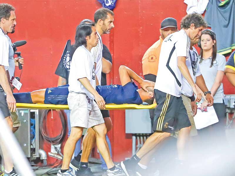 لحظة إخراج أسينسيو من الملعب