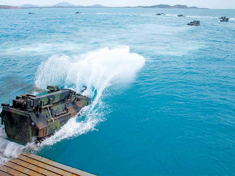 آليات برمائية أميركية خلال تدريب في أستراليا (موقع البحرية الأميركية)n