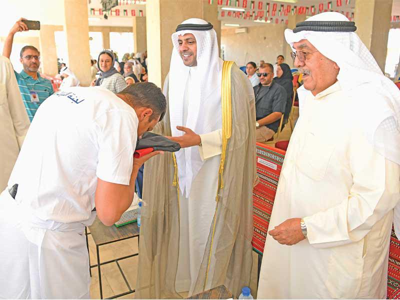 تقبيل علم الكويت وتسلمه من ممثل الاميرn
