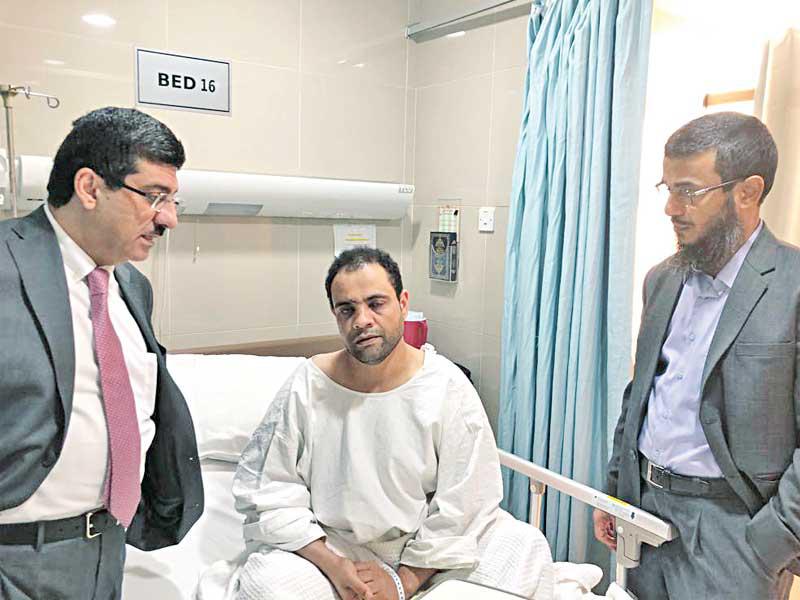 وكيل الصحة يعود الطبيب المعتدى عليه