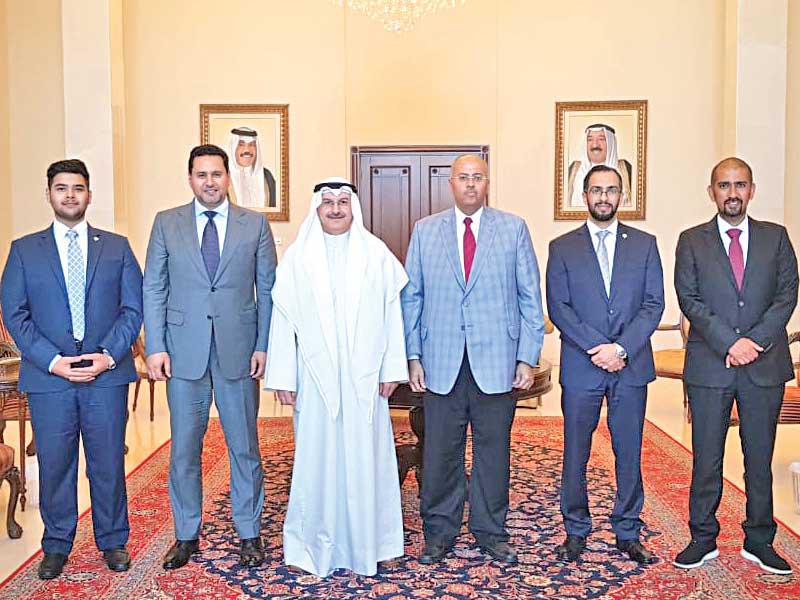 القناعي مع أركان السفارة والمكرمين