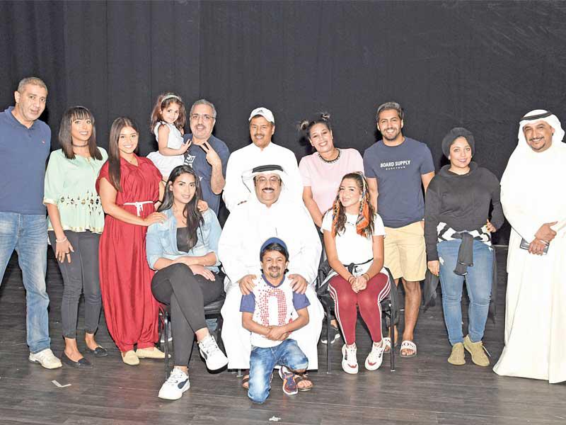 الفنان عبدالرحمن العقل متوسطا فريق عمل «رحلة بدينار ونص»n