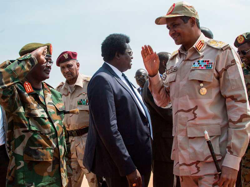 الترحيب بنائب رئيس المجلس العسكري السوداني محمد حمدان دغالو في مطار جوبا الدولي لدى وصوله من الخرطوم