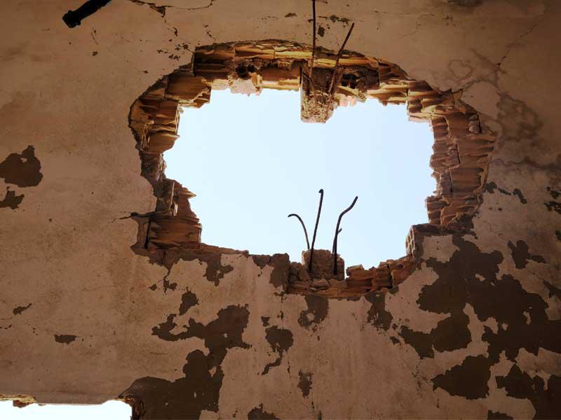 حائط منارة بنغازي المدمر الذي تعرض لأضرار جسيمة بسبب سنوات النزاع المسلح في بنغازي ، ليبيا