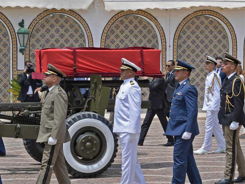 ضباط الجيش يرافقون نعش السبسي لدى خروجه من قصر قرطاج أمس (أ ف ب)